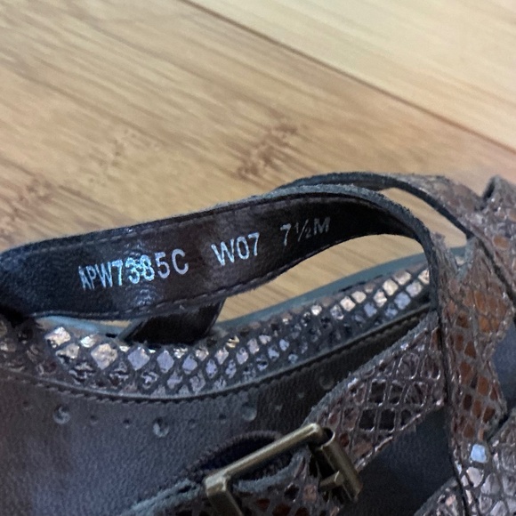 ROCKPORT Size 7 1/2 Bronze Sandals - Picture 4 of 4